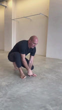 Load and play video in Gallery viewer, Moves se centra en el desarrollo de una base sólida. La clase de divide en tres partes. Una vez que la base se establece a través de la práctica constante, puedes comenzar a acceder a los movimientos de la siguiente serie